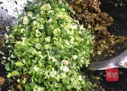 Illustration of how to make lotus root and pickled cabbage stuffed buns 11