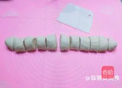 Illustration of how to cut small steamed buns 7