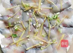  Illustration of how to make fish fillet with scallion oil 1