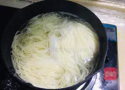 Illustration of how to make bone soup bamboo noodles 8