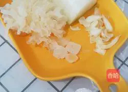 Illustration of how to make winter melon and white fungus soup 1