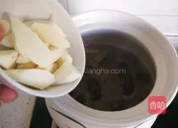 Spleen-strengthening pork belly soup recipe 13