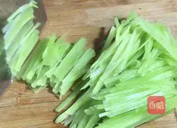 Wolfberry, lettuce and shredded pork soup Illustration of how to do it 2