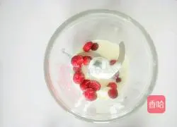 Illustration of how to make cranberry-flavored yogurt drink 2