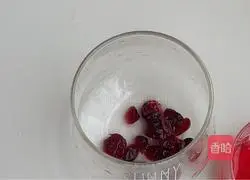 Illustration of how to make healthy wolfberry cranberry drink 2