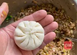 Illustration of how to make pork and mushroom buns 15