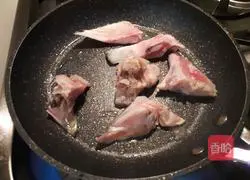 Illustration of how to soak fish head beans in soup 3