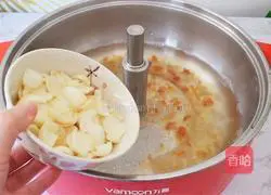 Illustration of how to make peach gum, soapberry, rice, snow, swallow and lily soup 7