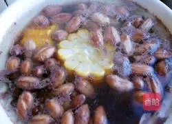 Corn, lotus root and peanut tube bone soup recipe 9