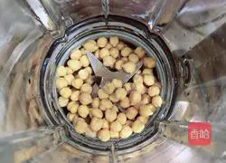 Illustration of how to make red date and chickpea milk soup (supplementing calcium and blood) 3