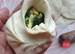 Illustration of how to make steamed buns stuffed with chives 8