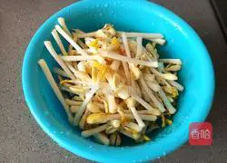 Illustration of how to make cold peanut sprouts 1