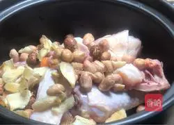 Illustration of making peanut chicken soup 5