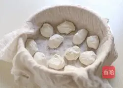 Illustration of how to make salty glutinous rice balls 10