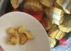 Corn Illustration of how to make pork rib soup 12