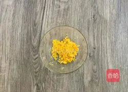 Illustration of how to make fried pasta with salted egg yolk and bacon 1 