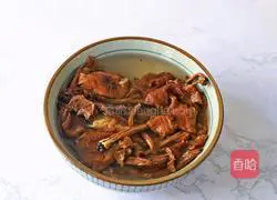 Illustration of how to make tea tree mushroom stewed with chicken soup 2