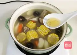 Illustration of how to make carrot, corn, yam and pork ribs soup 8