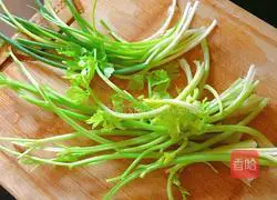 Illustration of how to make celery and beef buns 2