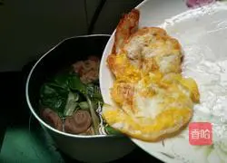 Illustration of how to make ham sausage, egg and vegetable noodles 9