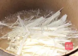 Illustration of how to make beef slices in sour soup 7