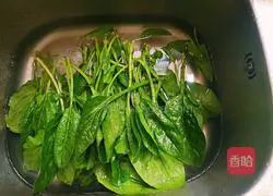 Illustration of how to make minced meat, spinach and egg soup 2