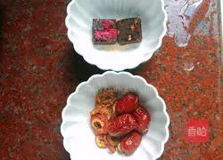 Brown sugar, hawthorn and red dates Illustration of how to make water 1