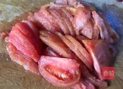 Illustration of how to make shredded pork noodles with tomatoes and garlic moss 3