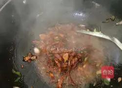 Illustration of how to braise noodles in iron pot 8