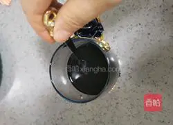 Illustration of how to make lemon iced Pu'er tea 12