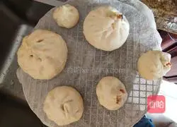 Illustration of how to make meat buns with thin skin and large fillings 5