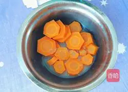 Illustration of how to make carrot steamed buns (little bear head shape) 4