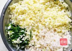 Illustration of how to make cabbage and lotus root dumplings 2