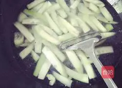 Luffa Illustration of how to make vermicelli sliced meat soup 11