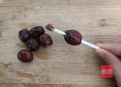 Illustration of how to make wolfberry fermented meatball soup 12