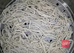 Illustration of how to make spicy egg noodles 8