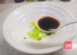 Illustration of how to make hot scallion oil noodle soup 3