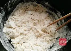 Illustration of how to make sour soup scissor noodles 3