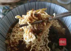 Illustration of making bubble noodles 5