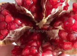 Illustration of how to make pomegranate juice 5