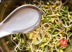 Illustration of how to make cold soybean sprouts 9
