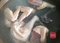 Illustration of how to make matsutake and Yao chicken soup 4