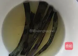 Illustration of how to make noodles with scallion oil 4