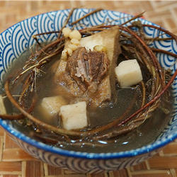 Chicken bone, grass and tuckahoe soup to nourish the liver and remove dampness