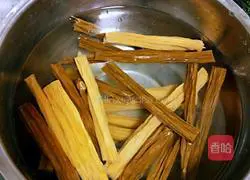 Illustration of how to make cucumber and yuba 2