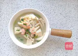 Illustration of how to make three fresh mushroom soup 10