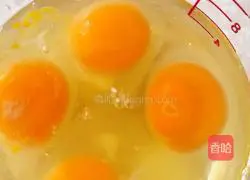 Illustration of how to make lettuce leaves and egg soup 1