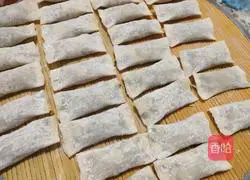 Illustration of how to make small chive pot stickers 3