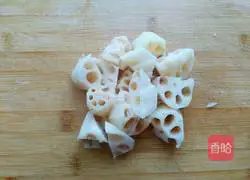 Illustration of how to make peanut, lotus root and pork ribs soup 5