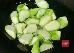 Illustration of how to make luffa, mushroom and egg drop soup 9